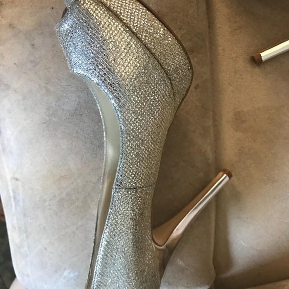 Gorgeous silver Michael Kors heels, sz 9M - Picture 8 of 8